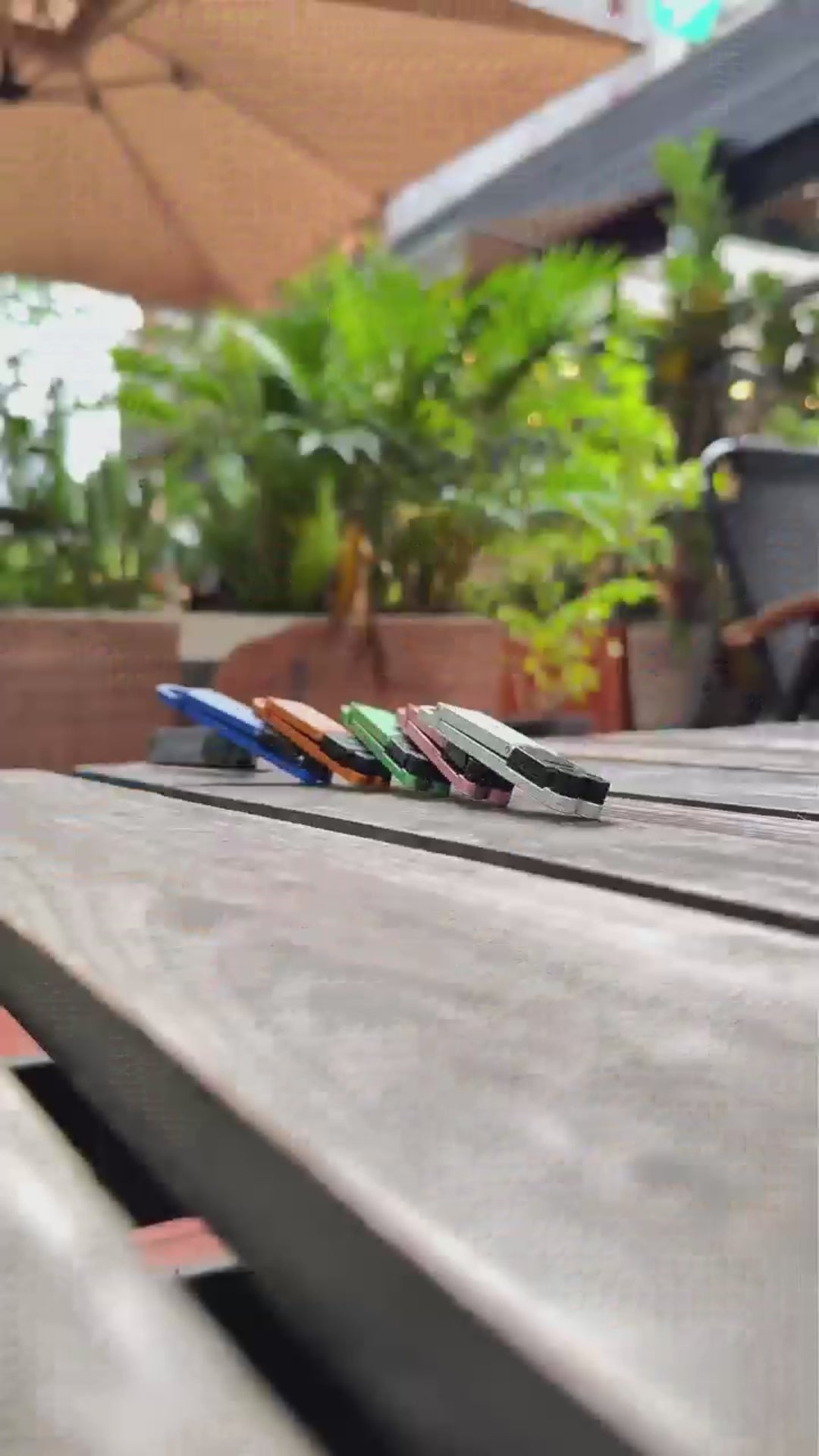 Indlæs video: Aluminium foldning af mobiltelefonholderen står til skrivebord
