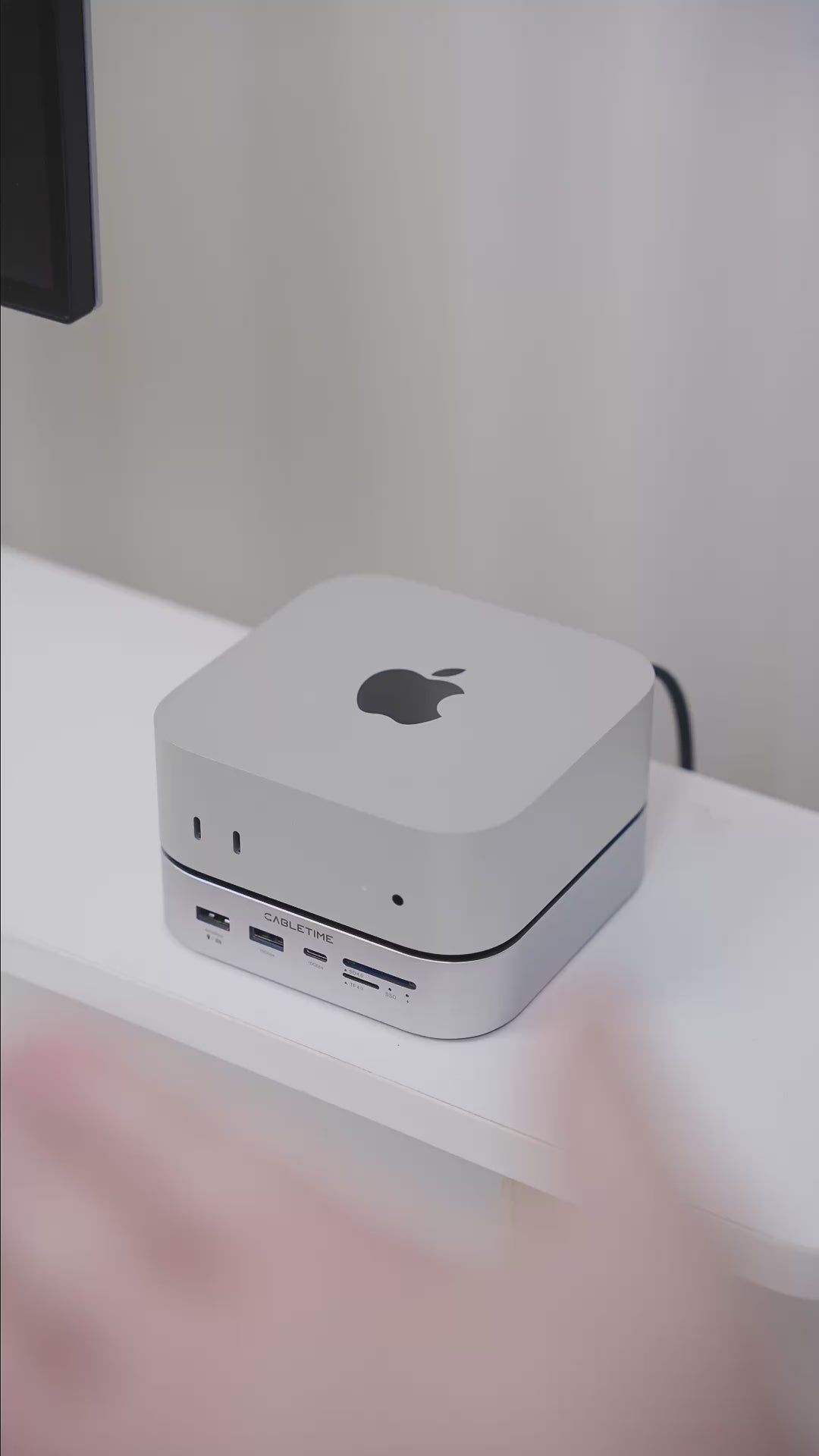 Indlæs video: 8-i-1 USB-C-dockingstation med 5.5" Indbygget display