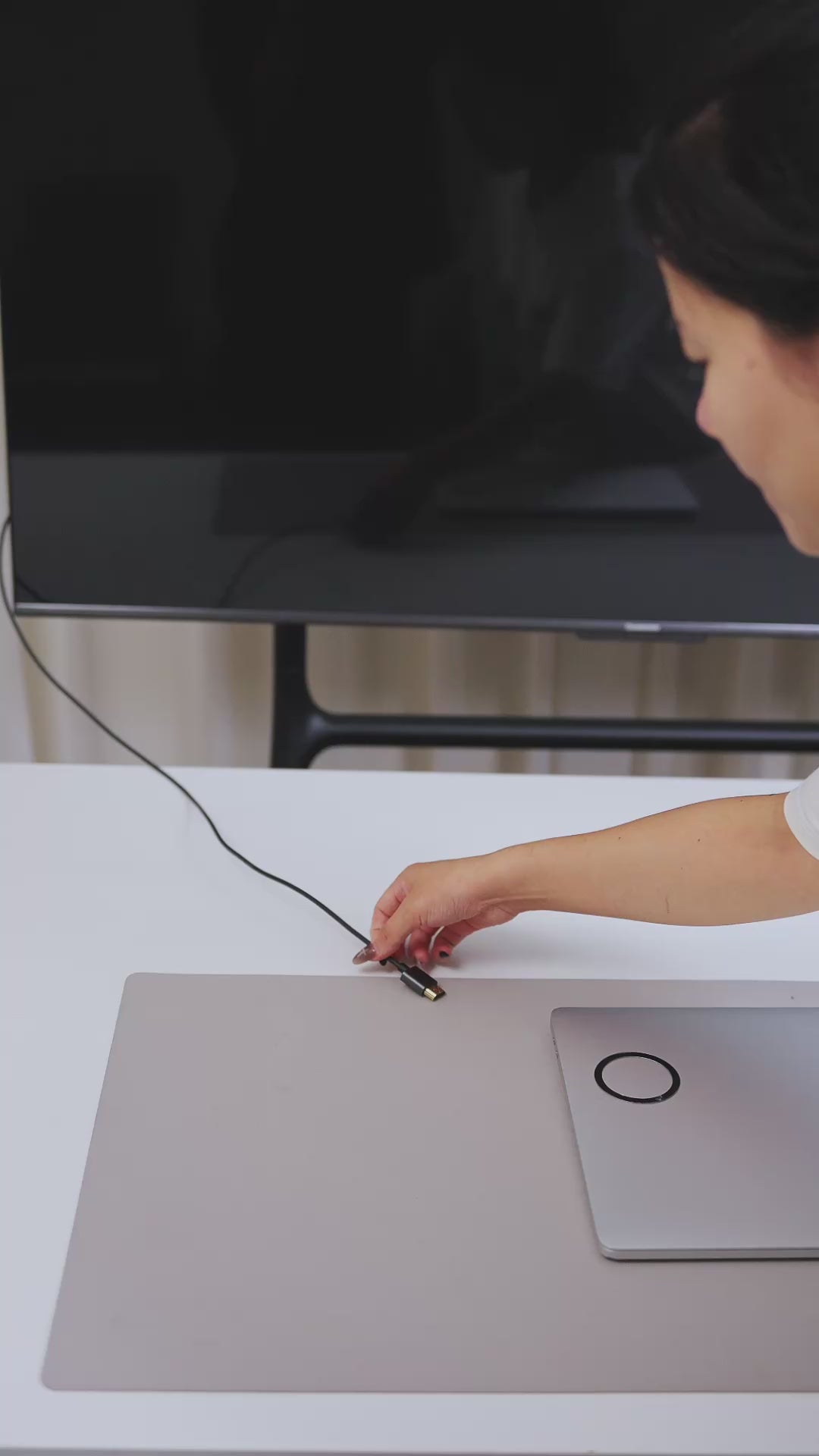 동영상 불러오기: 2-in-1 무선 HDMI 송신기 수신기 &amp; USB-C 허브 | 4K60Hz HDMI 출력 및 100W PD 충전 기능을 갖춘 스크린 미러링 어댑터