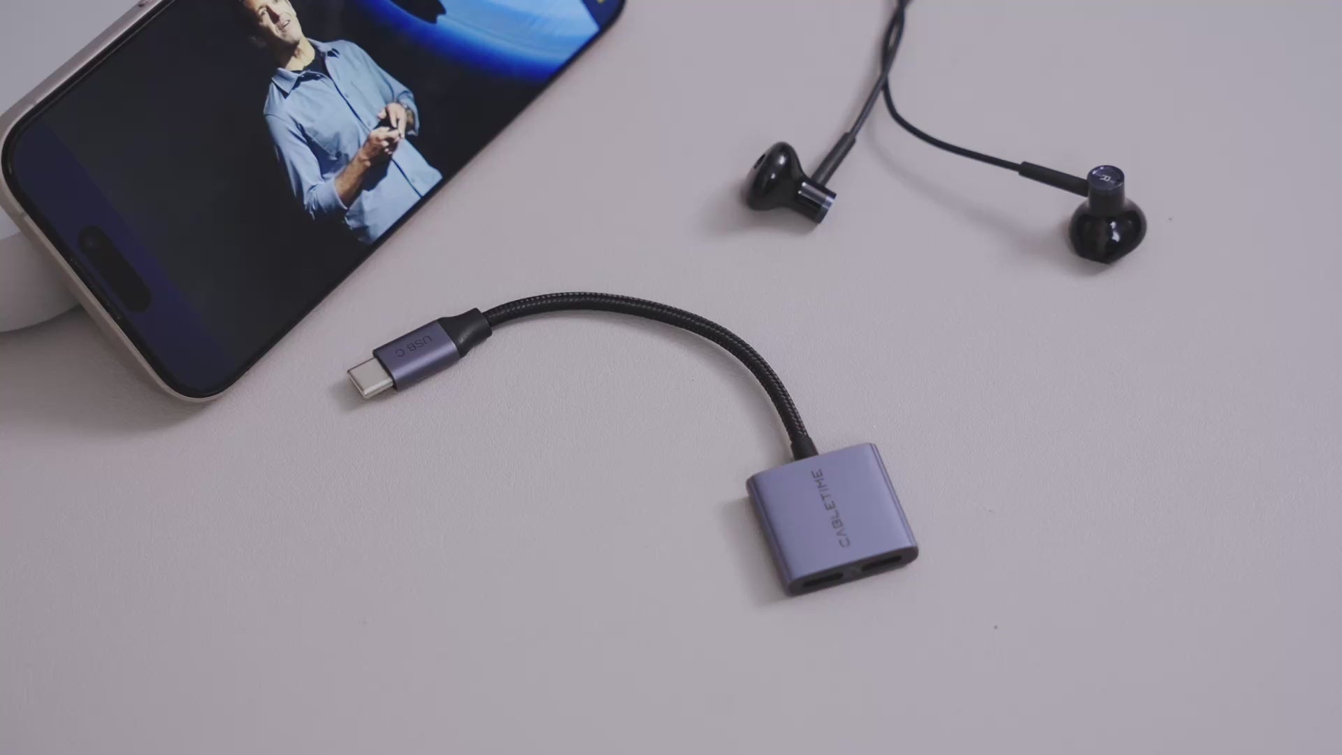 Load video: USB C divisor 2-em-1 USB C a dois fones de ouvido USB C dual
