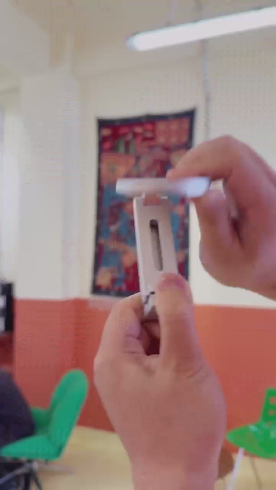 Cargar vídeo: Soporte de titular de teléfono móvil plegable de aluminio para escritorio